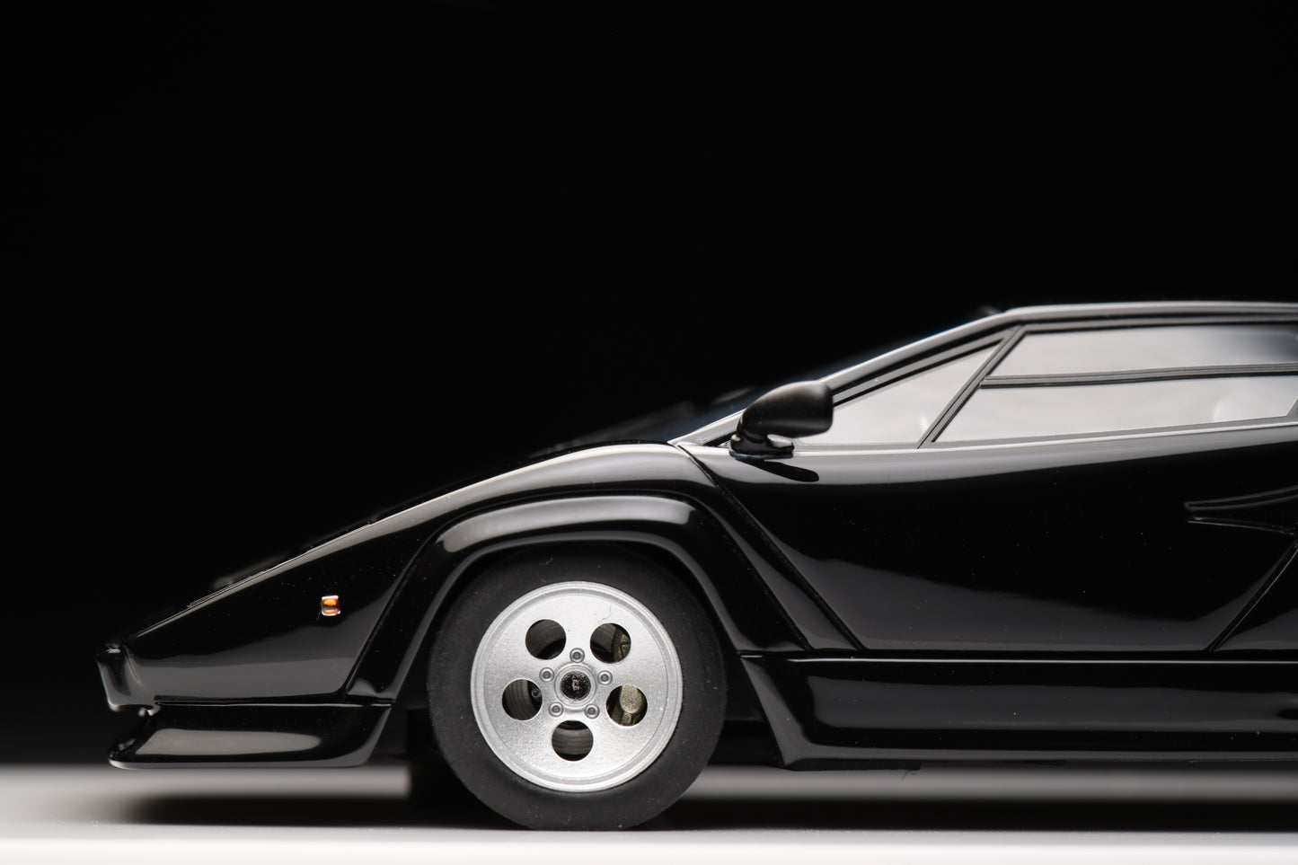 1:43 MakeUp Lamborghini Countach LP5000 QV 1988 with Rear wing EM652G Limited 50 pcs