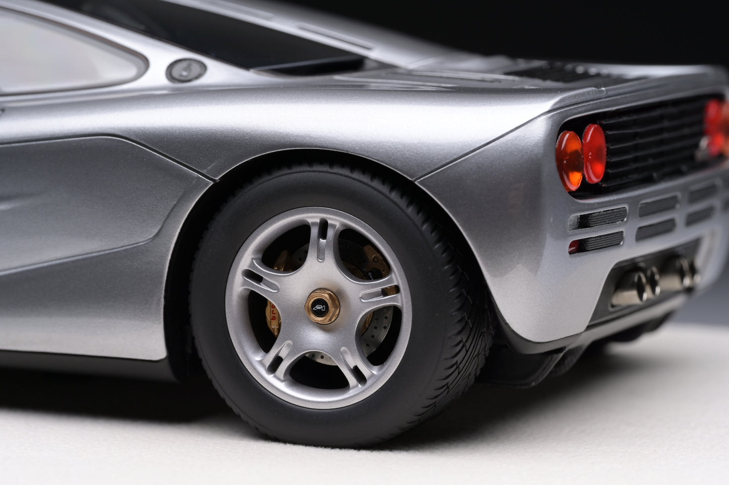 1:18 MakeUp McLaren F1 Road Car Magnesium Silver EML073A