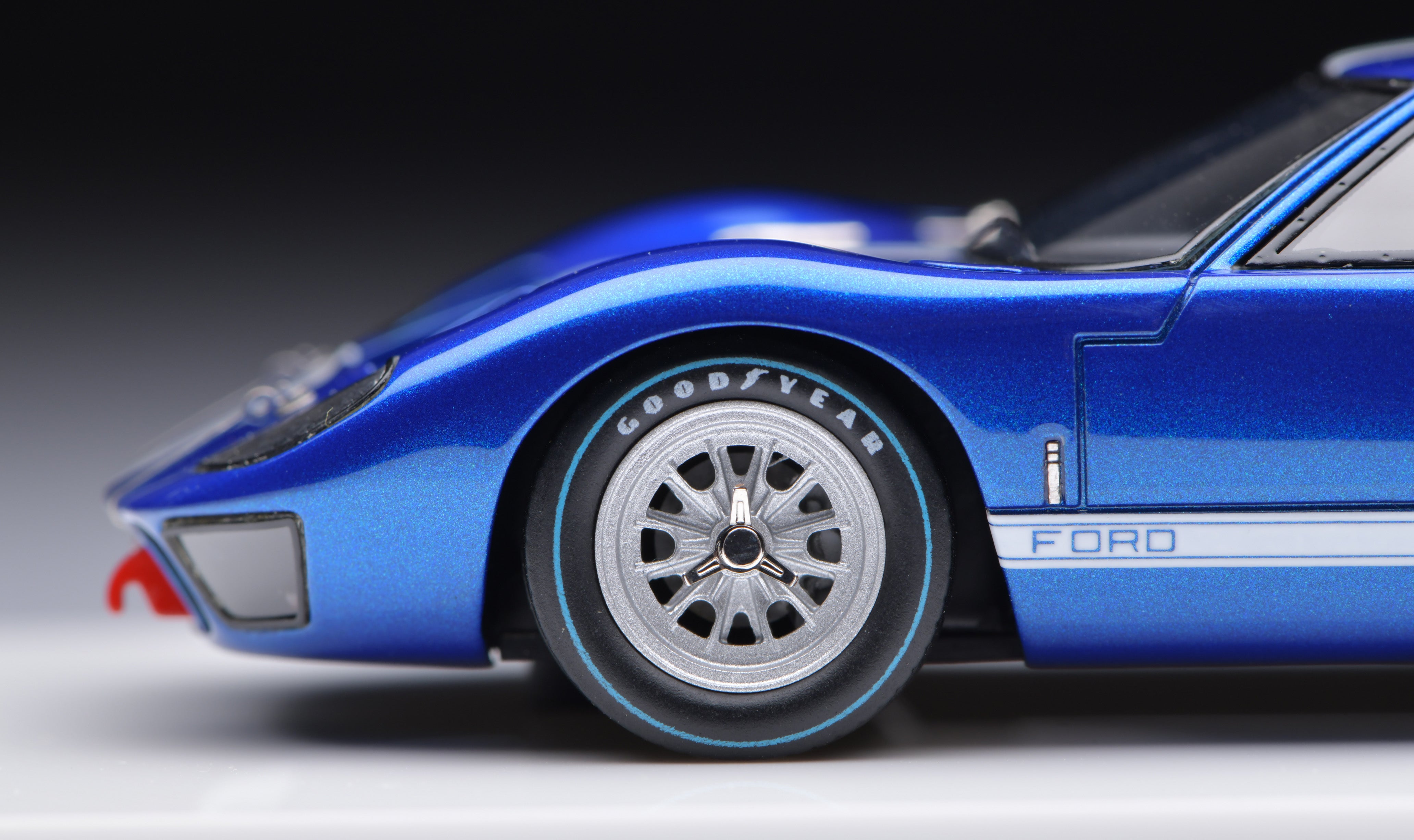 1:43 MakeUp Ford GT40 Mk.II.street EM478A – Venom Model