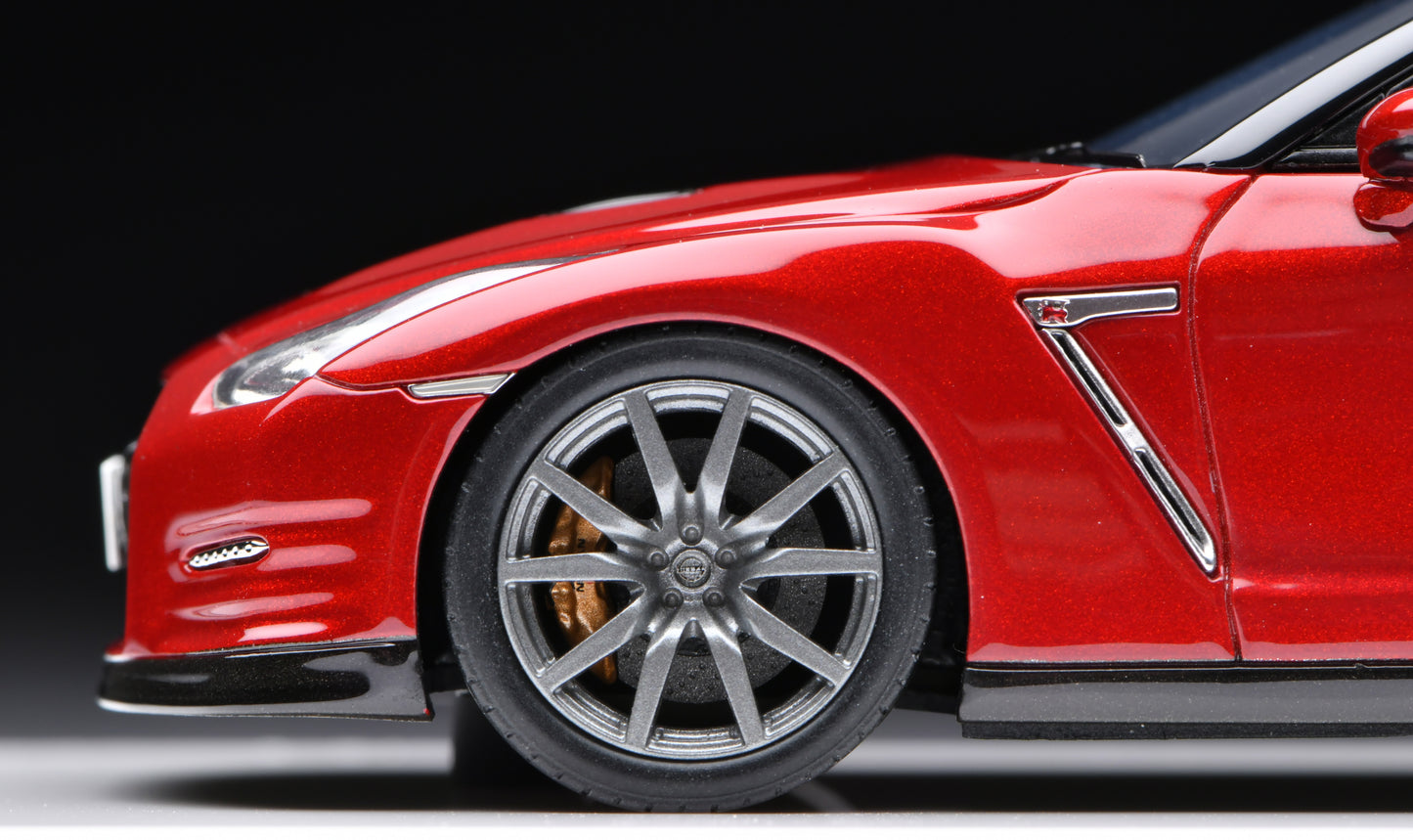 1:43 MakeUp Nissan GT-R R35 2014(Premium Edition) EM414A