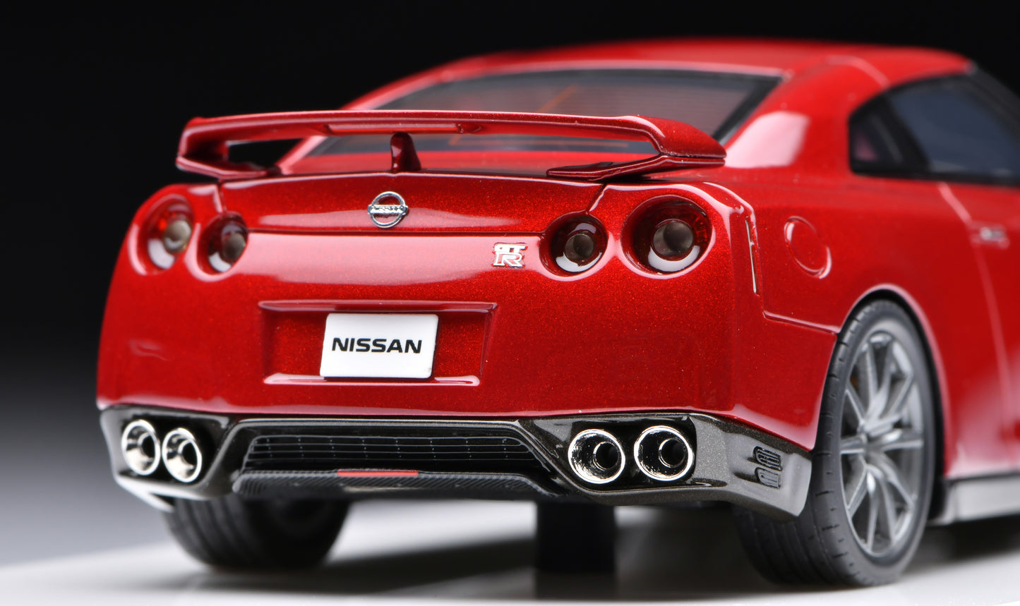 1:43 MakeUp Nissan GT-R R35 2014(Premium Edition) EM414A