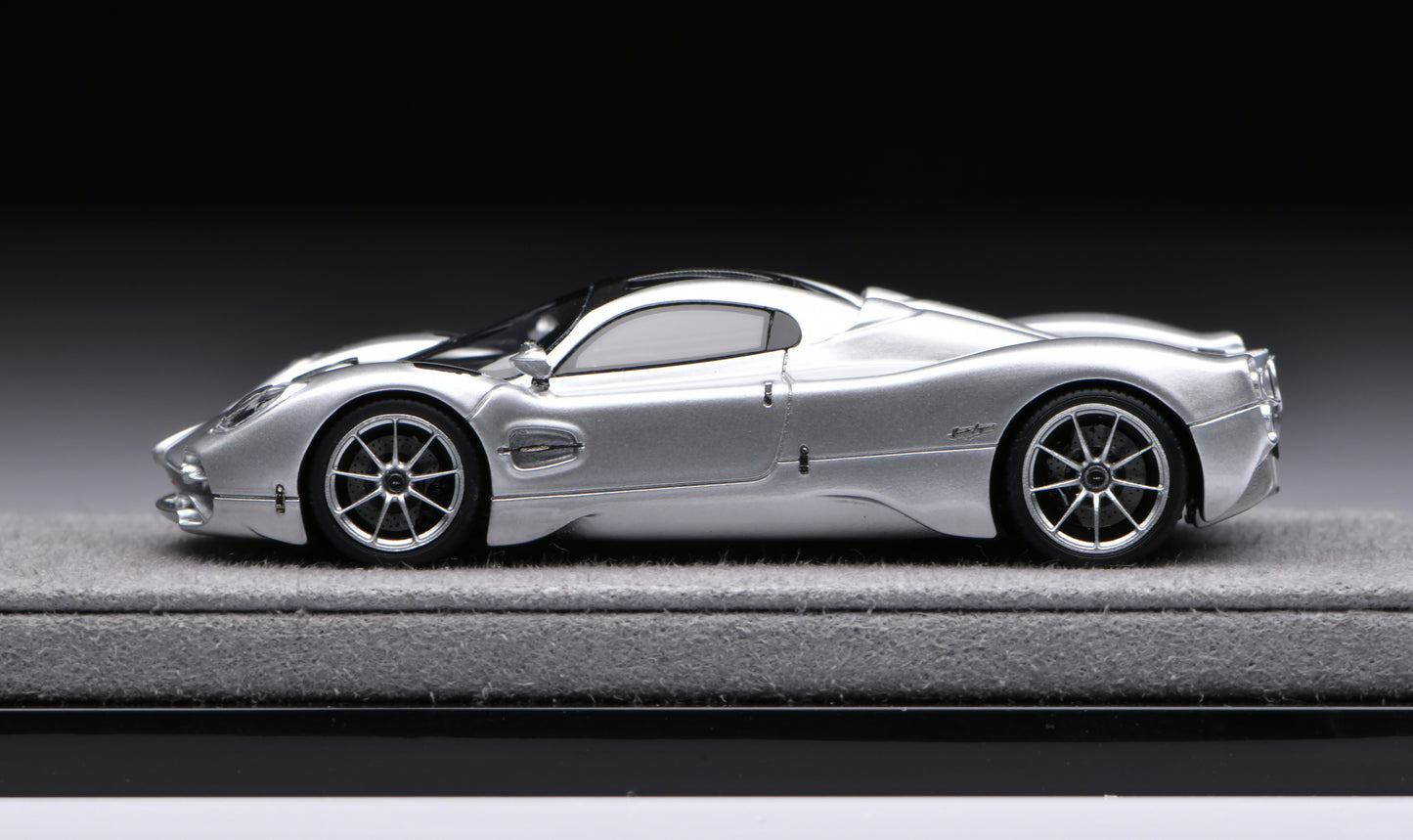 1:64 Figart Pagani Utopia  Light Silver Metallic LG64001D