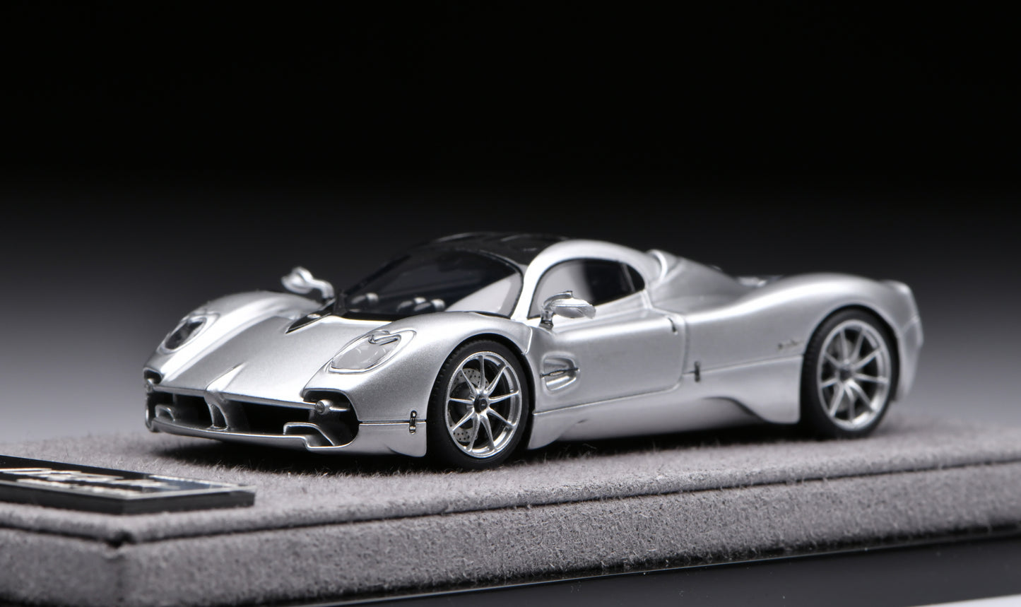1:64 Figart Pagani Utopia  Light Silver Metallic LG64001D