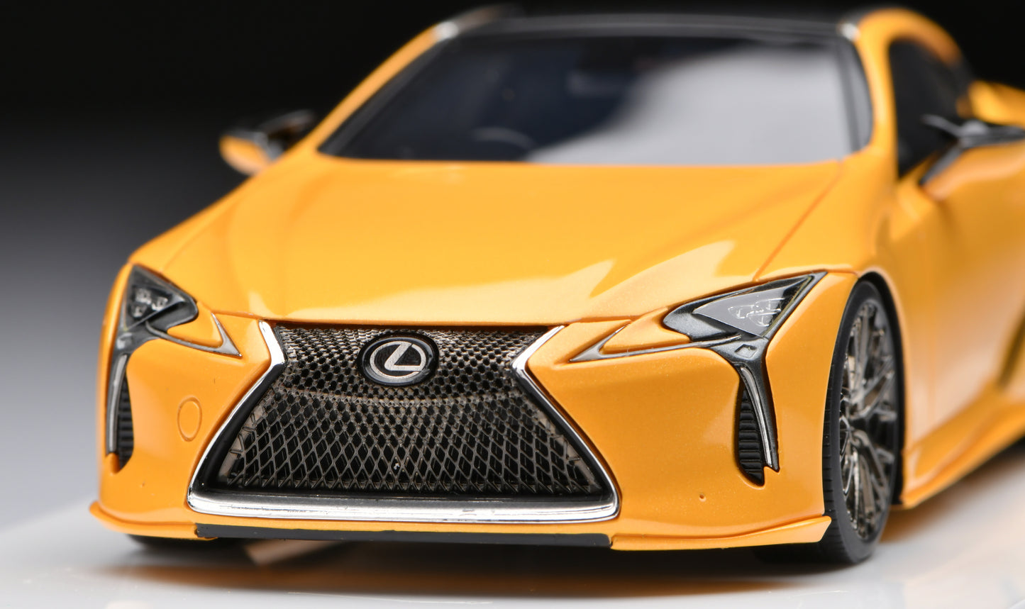 1:43 MakeUp Lexus LC500"TRD Aero Package"EM617B Naples Yellow ContrastLayening