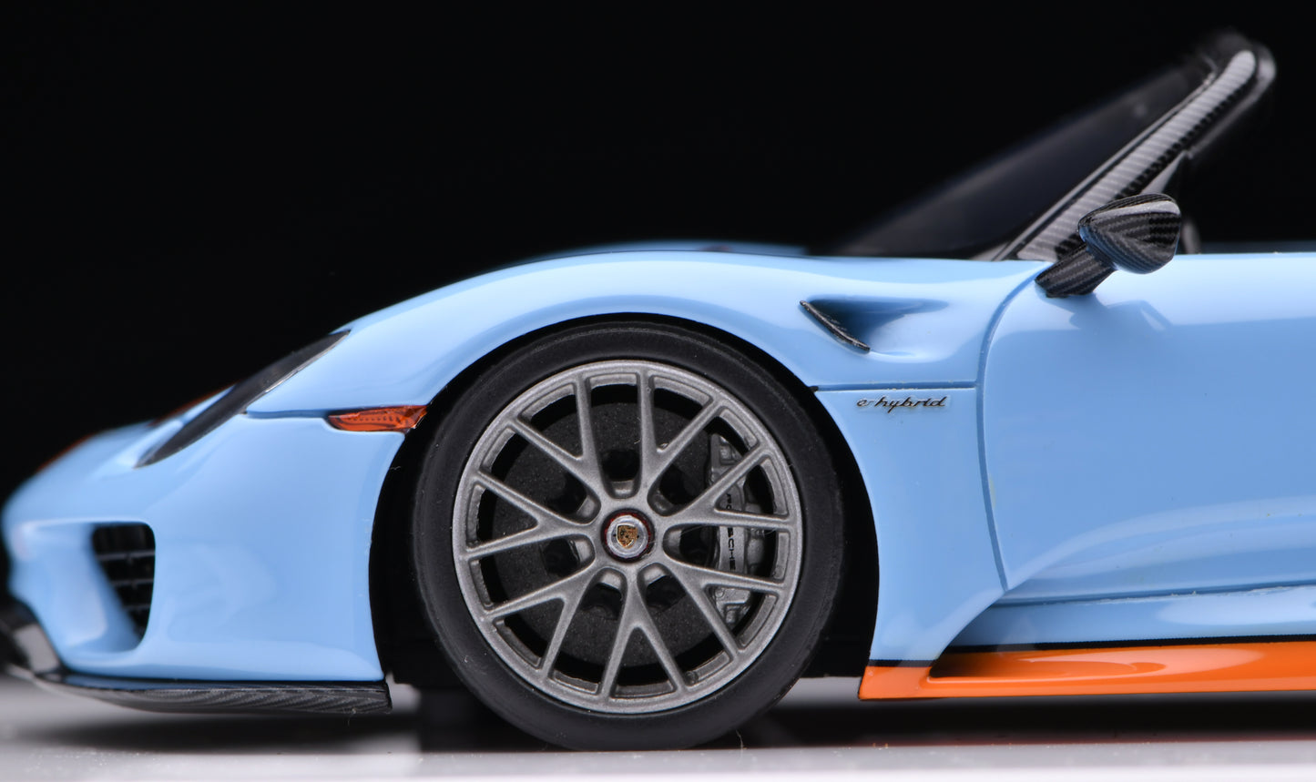 1:43 MakeUp Porsche 918 Spyder Weissach Package GULF (Rear Wing Up) with Gulf Helmet EM812B