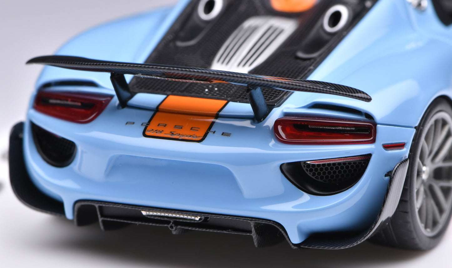 1:43 MakeUp Porsche 918 Spyder Weissach Package GULF (Rear Wing Up) with Gulf Helmet EM812B
