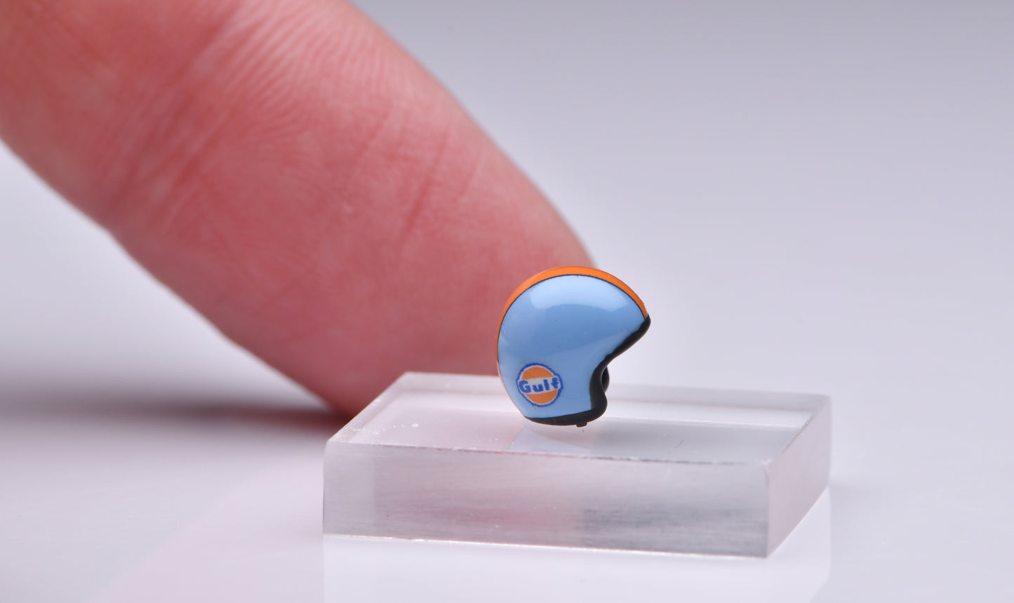 1:43 MakeUp Porsche 918 Spyder Weissach Package GULF (Rear Wing Up) with Gulf Helmet EM812B