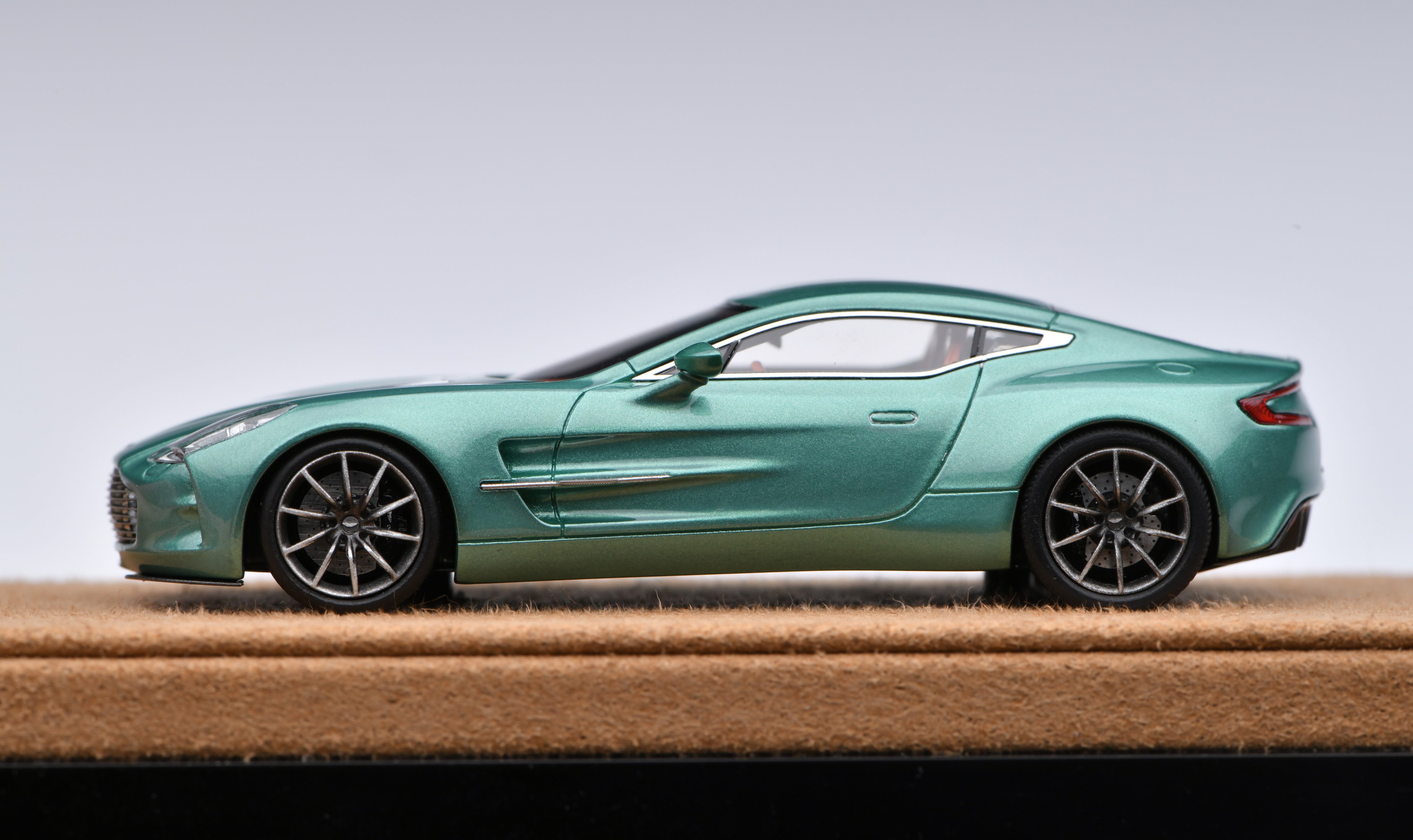 1:64 Figart Aston Martini ONE-77 Green Pearl – Venom Model