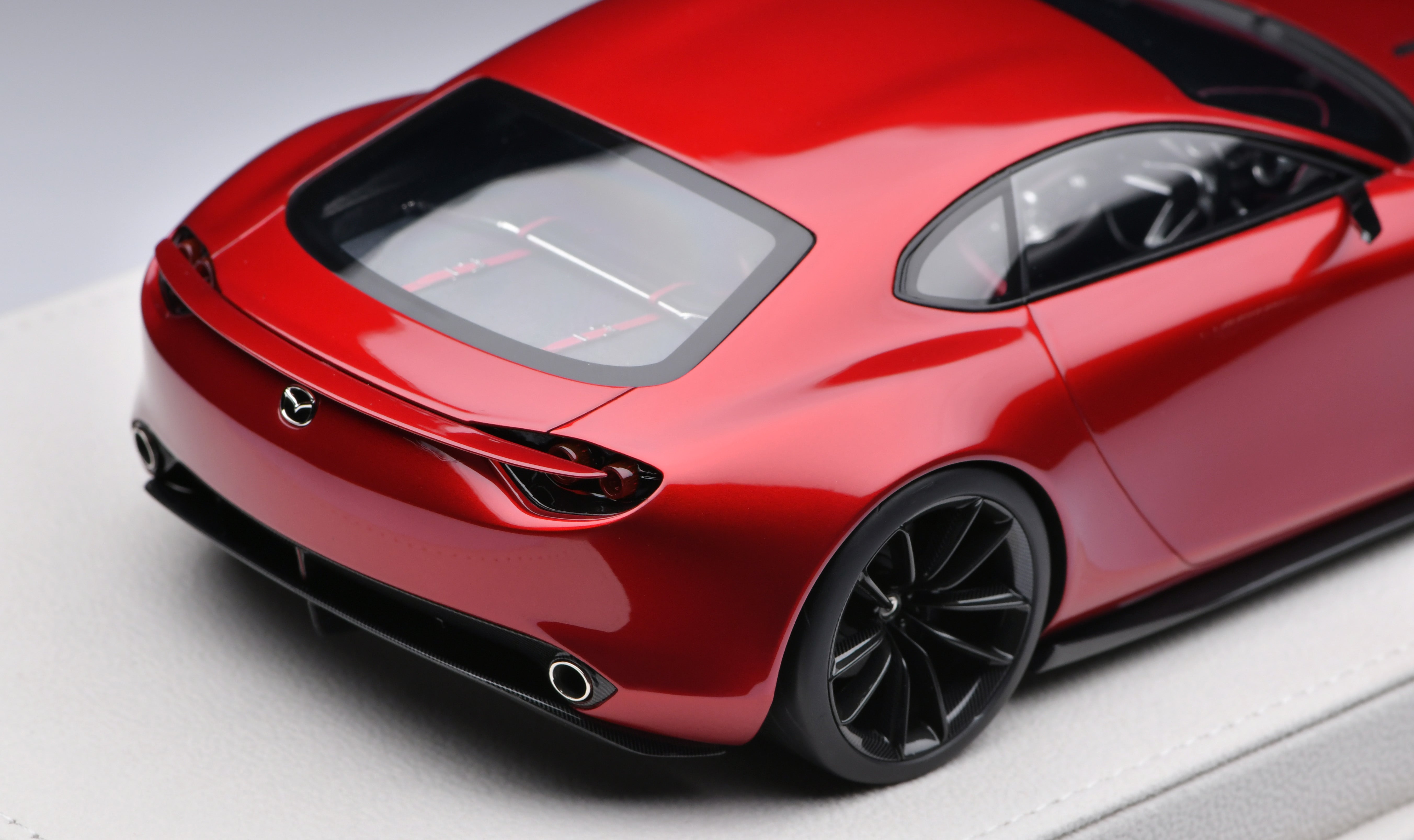 1:18 MakeUp Mazda RX-VISION 2015 EML023 – Venom Model