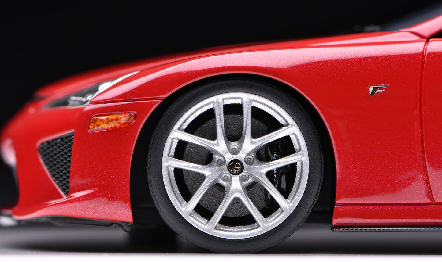 1:43 MakeUp Lexus LFA (Rear wing up) Pearl Red EM698C