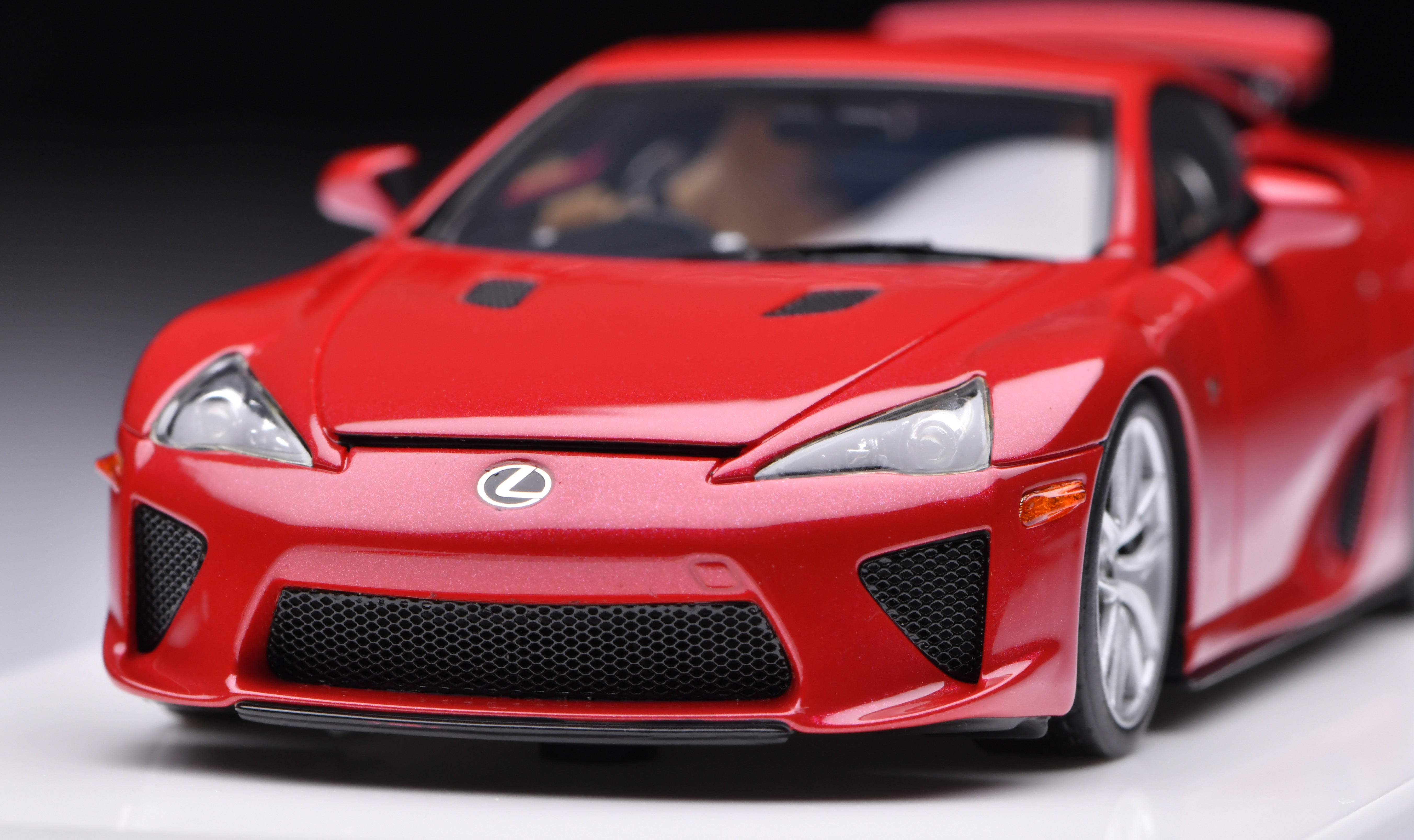 1:43 MakeUp Lexus LFA (Rear wing up) Pearl Red EM698C – Venom Model