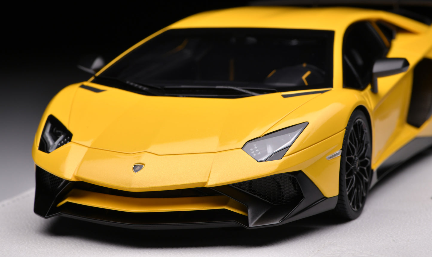 1:18 MakeUp Lamborghini Aventador LP750-4 SV 2015  Pearl Yellow EML005F