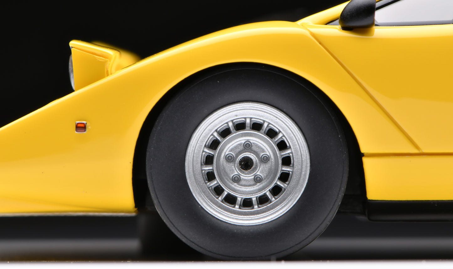 1:43 MakeUp Lamborghini Countach LP400 (Head lamp up) Yellow EM822A