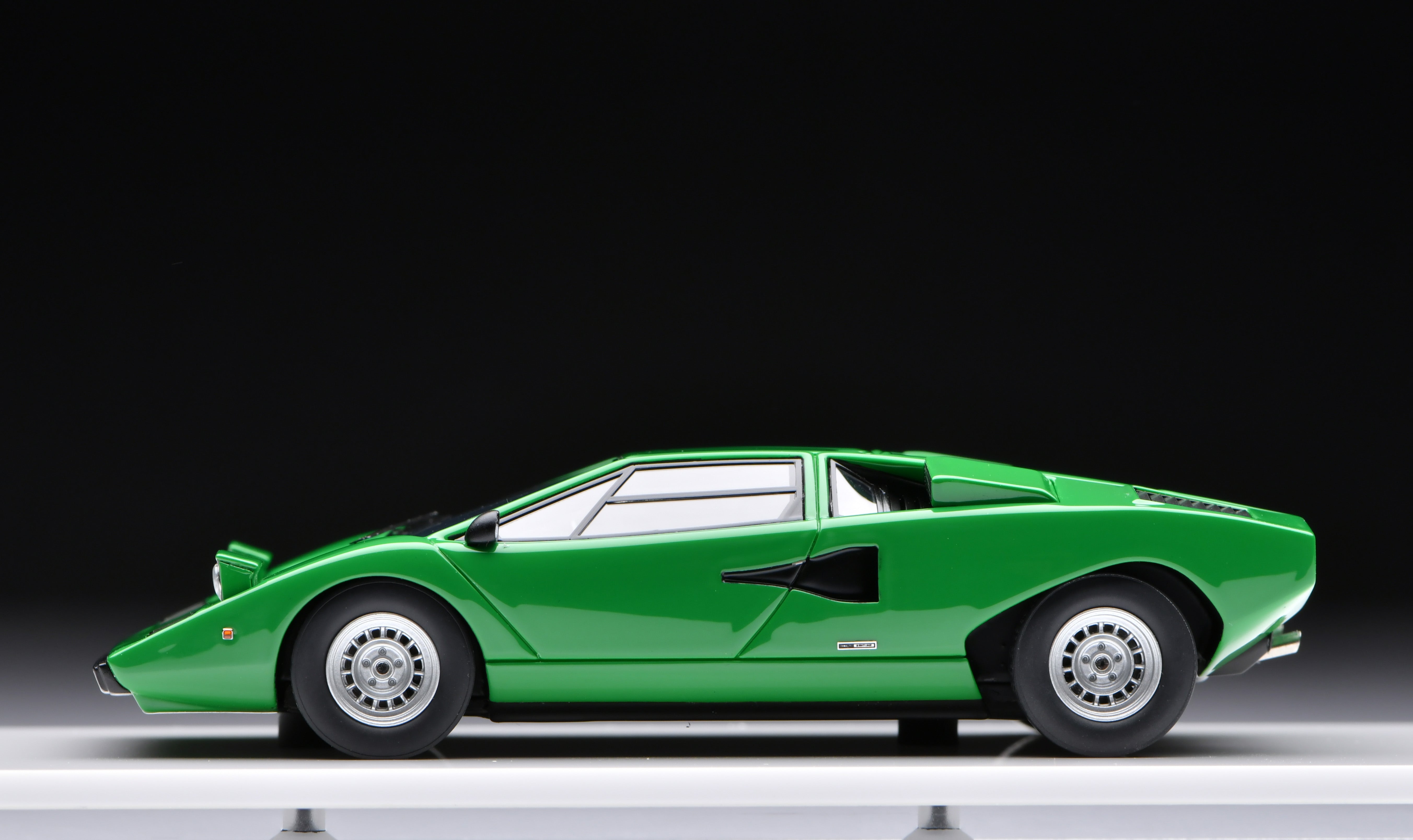 1:43 MakeUp Lamborghini Countach LP400 (Head lamp up) Verde Medio