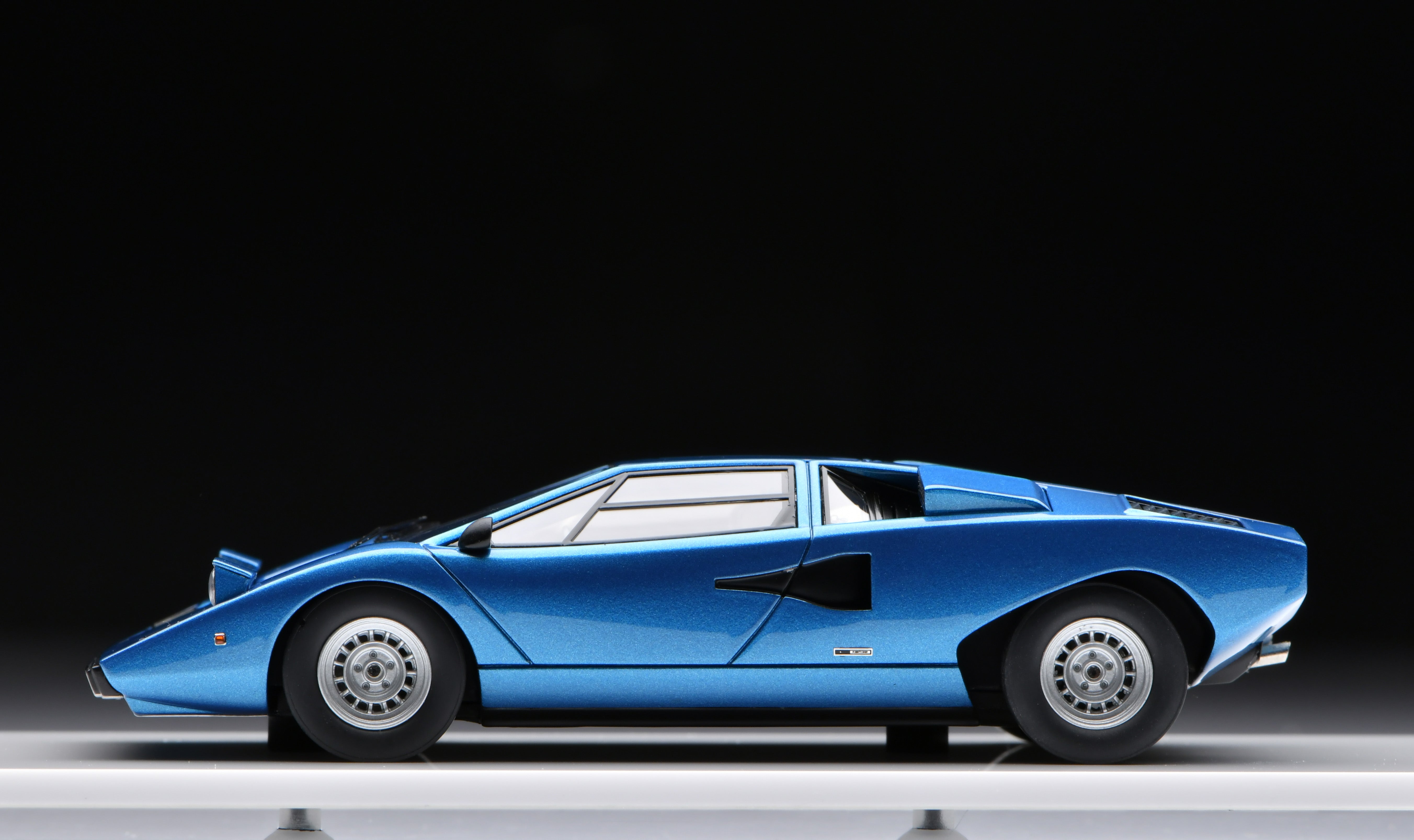 1:43 MakeUp Lamborghini Countach LP400 (Head lamp up) Tahichi Blue