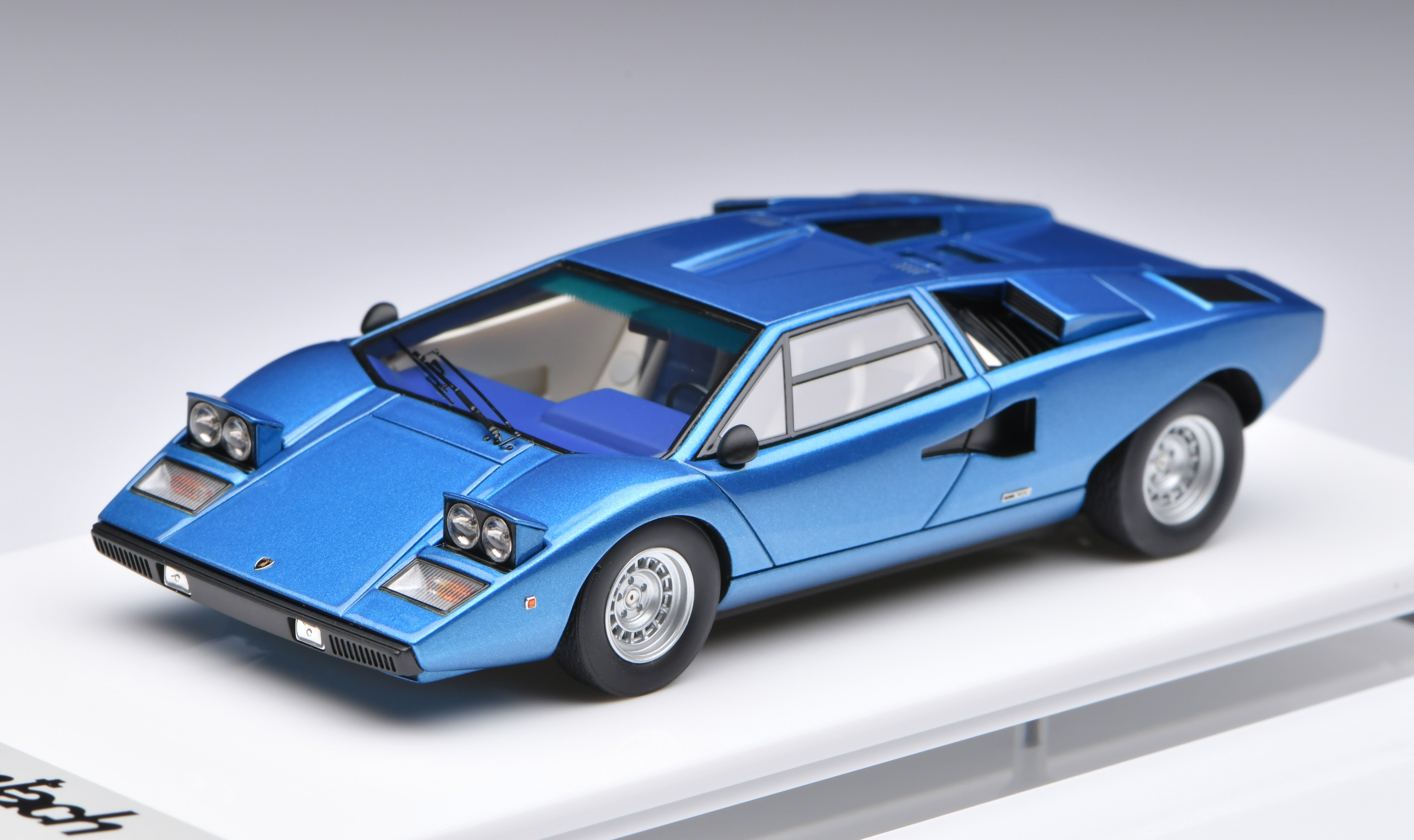 1:43 MakeUp Lamborghini Countach LP400 (Head lamp up) Tahichi Blue