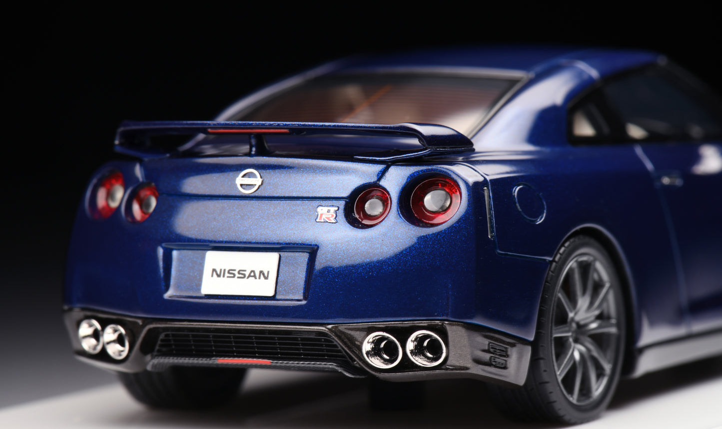 1:43 MakeUp Nissan GTR R35 (Premium Edition)2014 EM414D